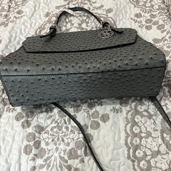 Guess - Picture 4 of 7